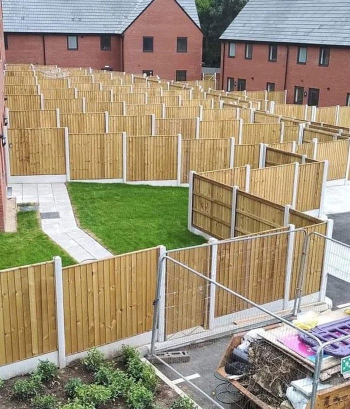 Errores de arquitectos y diseñadores en planificación de cercas creando laberinto sin salida en viviendas.