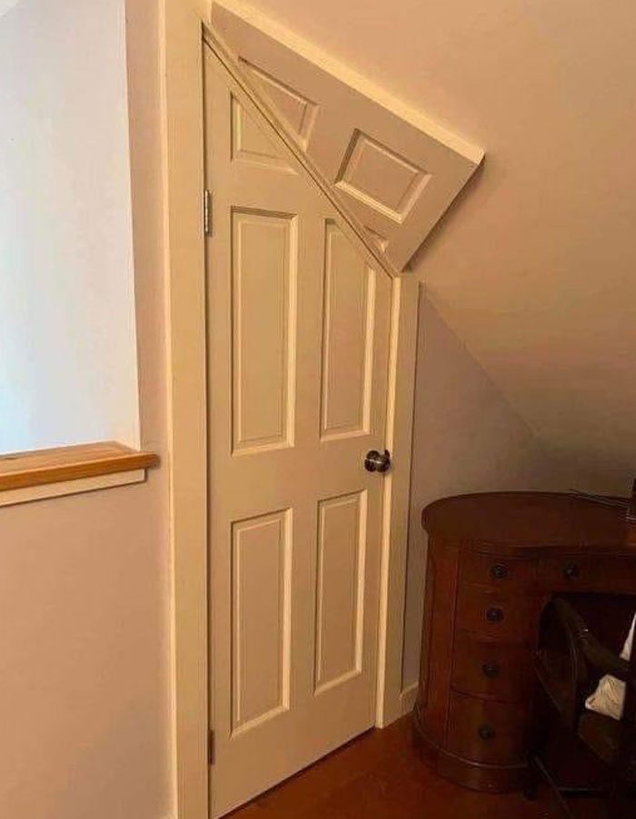 Puerta mal diseñada con recorte extraño en esquina superior, ejemplo de errores de arquitectos y diseñadores en su trabajo.