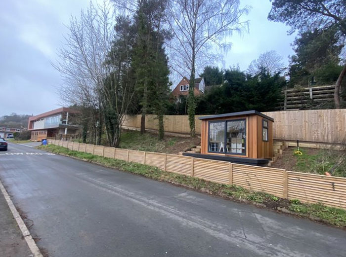 Pequeña construcción moderna en pendiente junto a carretera, ejemplo de error de arquitectos, diseñadores y planificadores urbanos.