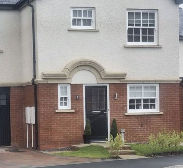 Fachada de casa con errores de diseño arquitectónico y planificación, mostrando fallos de arquitectos y diseñadores.