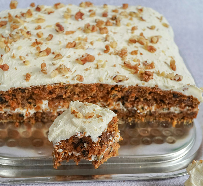 Pastel de zanahoria con glaseado y nueces, representando personas que vivieron las mentiras que contaron impactadas.