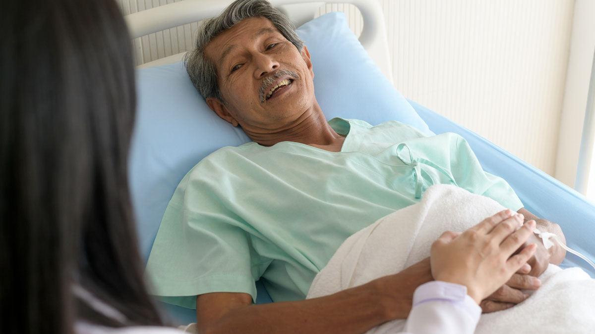 Paciente en hospital hablando con trabajador mu00e9dico, escena que refleja cosas escalofriantes que au00fan persiguen a profesionales mu00e9dicos.