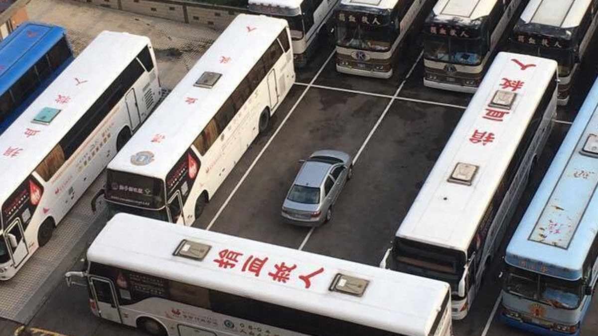 Coche estacionado entre autobuses bloqueando su salida como ejemplo de venganza pequeu00f1a y satisfactoria.