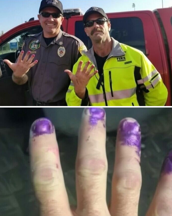 Dos trabajadores sonrientes mostrando uñas moradas tras ser despedidos por Google según historias del mundo extraño.