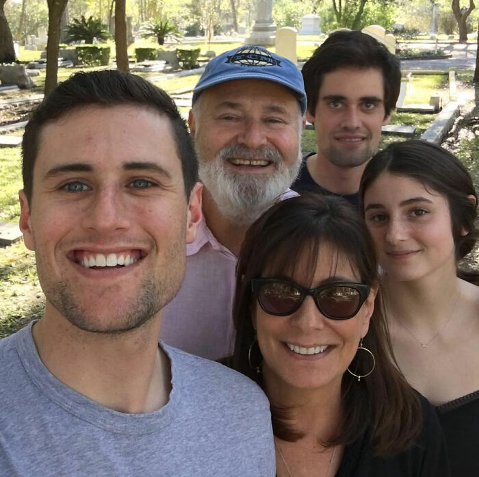 Nick hijo de Rob Reiner con familia al aire libre sonriendo en un día soleado, detalles sospechoso enfrentamiento con Bill Hader.