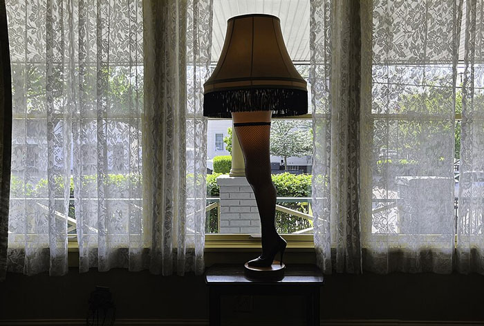 Lámpara de regalo white elephant con forma de pierna femenina, perfecta para divertir y causar impacto en fiestas festivas.