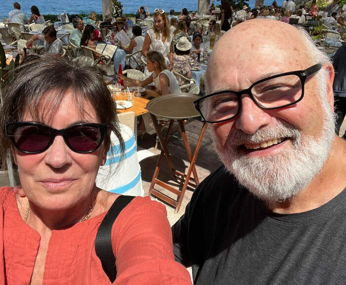 Nick, hijo de Rob Reiner, en reunión social al aire libre con personas conversando y cenando de fondo.