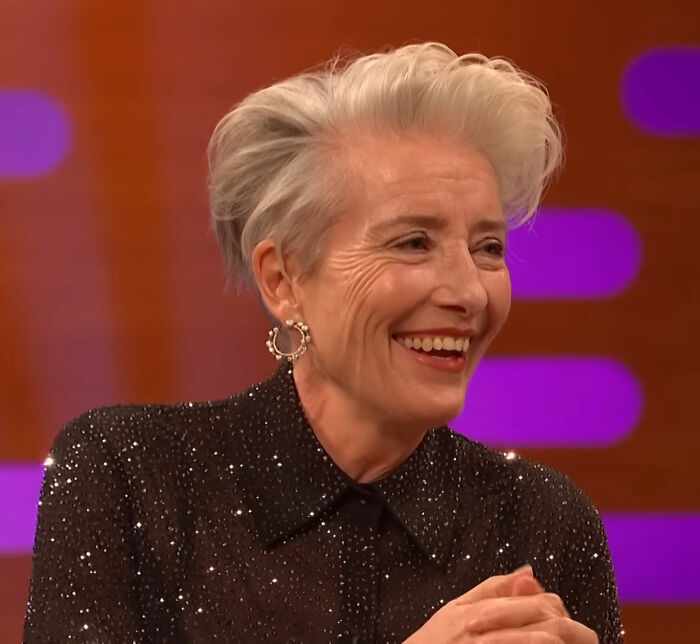 Emma Thompson riendo en entrevista, destacando cuando las mujeres corrigen a los chicos en conversación sobre Timothée Chalamet.