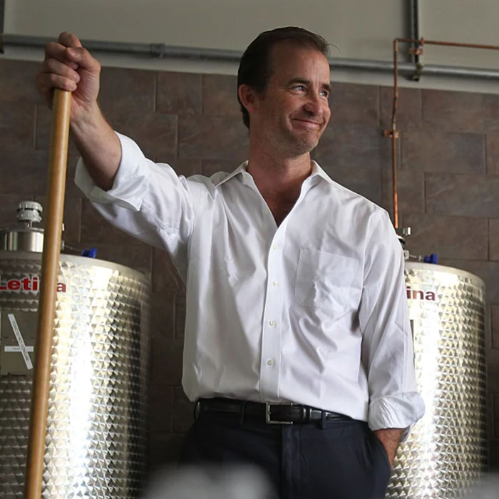 Ejecutivo de recursos humanos Kristen Cabot hablando tras aparecer en Kiss Cam de Coldplay con un CEO en momento espontáneo.