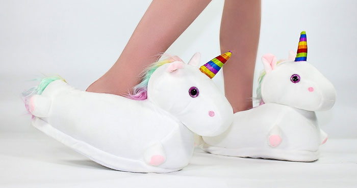 Pantuflas de unicornio blancas con cuerno rainbow usadas para regalo white elephant muy deseado y divertido.