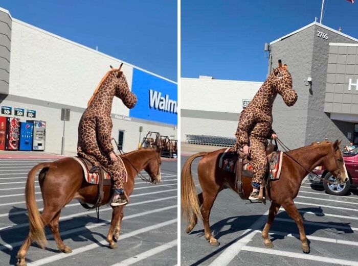 Hombre vestido de jirafa montando un caballo frente a Walmart, imagen sorprendente que la gente tuvo que fotografiar.
