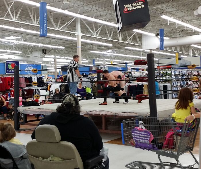 Lucha libre en un ring improvisado dentro de Walmart, espectáculo inesperado que la gente tuvo que capturar.