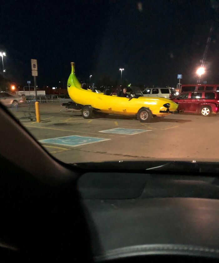 Auto con forma de banana estacionado en Walmart por la noche, imagen sorprendente que la gente tuvo que capturar.