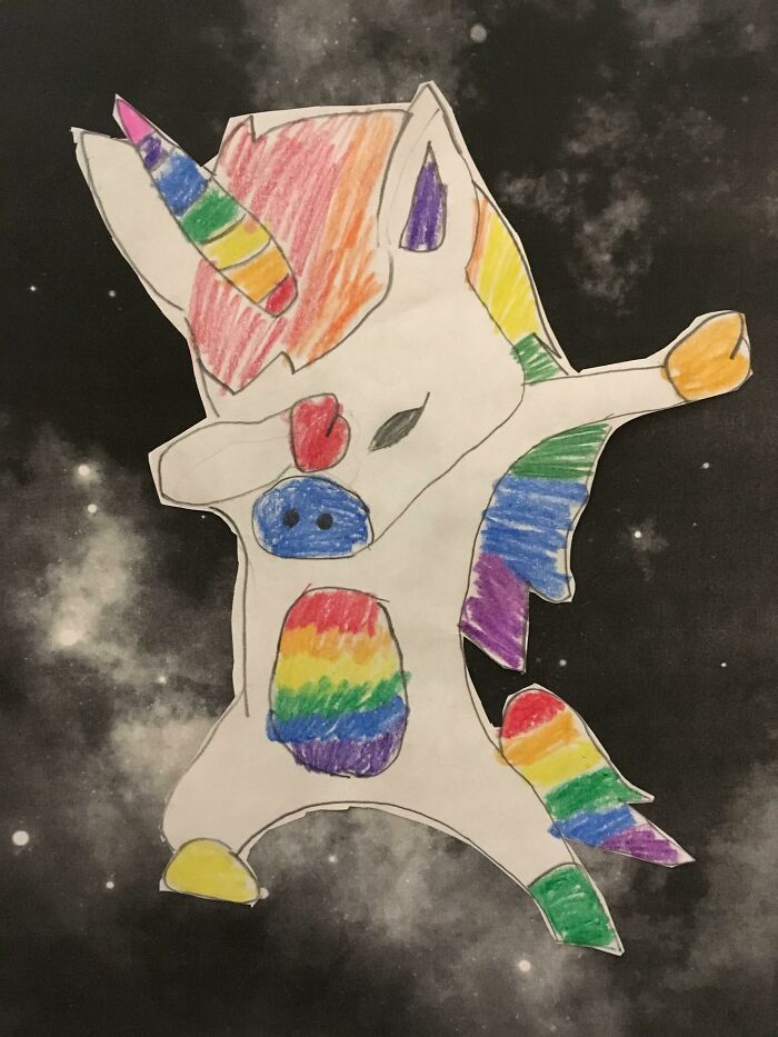 Dibujo infantil de unicornio colorido con arcoíris, un ejemplo divertido de dibujos presentados como arte por niños.