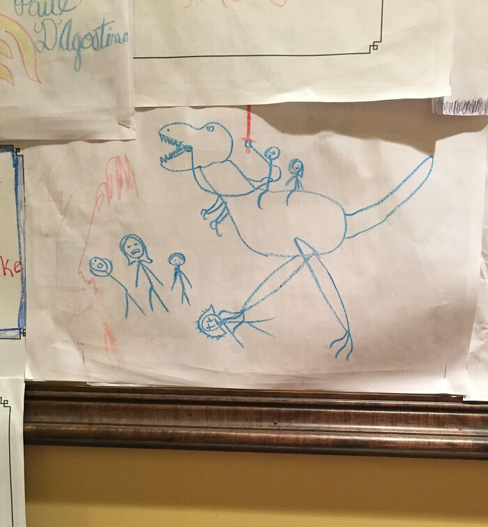 Dibujo infantil salvaje de un dinosaurio atacando personas, arte de niños presentado con orgullo y divertido.