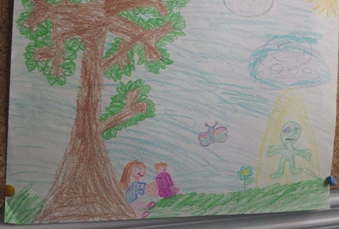 Dibujo infantil colorido con árbol, niños, mariposa y un alienígena, mostrando arte infantil y dibujos salvajes.