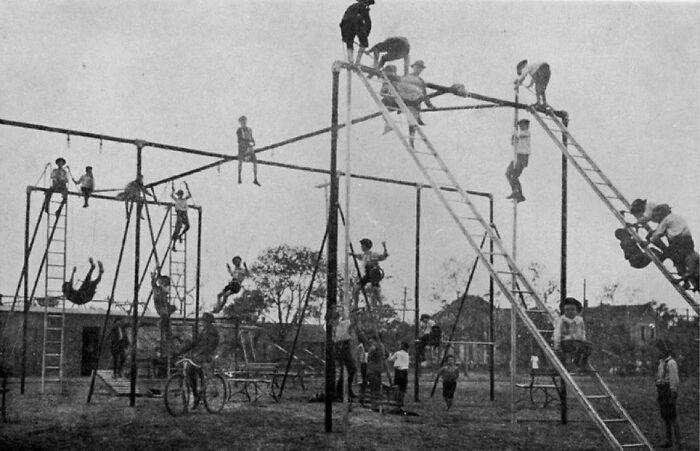 Niños jugando en columpios y escaleras en un parque, una de las cosas interesantes que la gente ha descubierto.