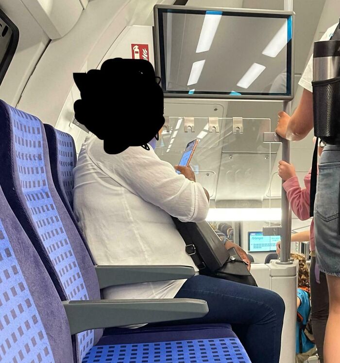 Persona siendo grosera en transporte público, captada y señalada en redes sociales por mal comportamiento.
