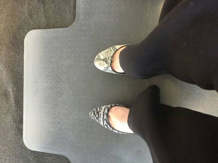 Zapatos con diseño diferente en cada pie, mostrando humor sorprendente y estilo único en una imagen diaria.