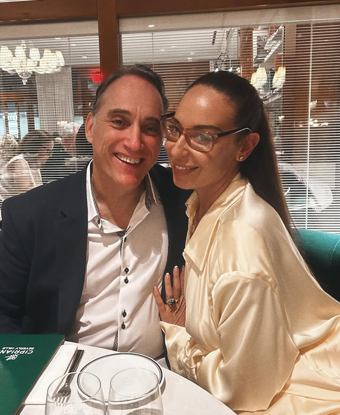 Pareja sonriente en restaurante, relacionada con pasajera de Air Canada que critica comida caducada y disputa con aerolínea. Pareja sonriente en restaurante, relacionada con pasajera de Air Canada que critica comida caducada y disputa con aerolínea.