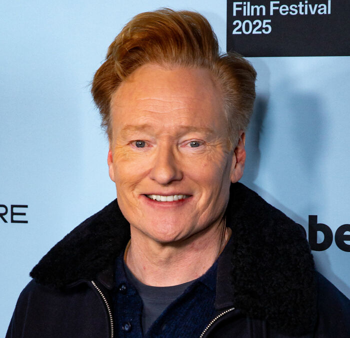 Hombre pelirrojo sonriendo en festival de cine, relacionado con el hijo sospechoso de Rob Reiner y enfrentamiento con Bill Hader.