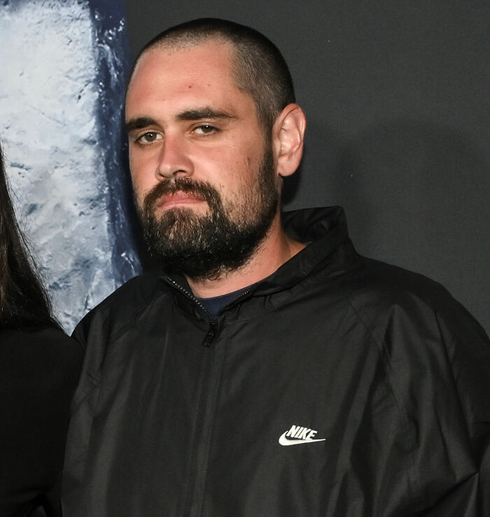 Nick Reiner con chaqueta Nike negra, en un momento tenso en la fiesta antes de la tragedia según detalles terribles.