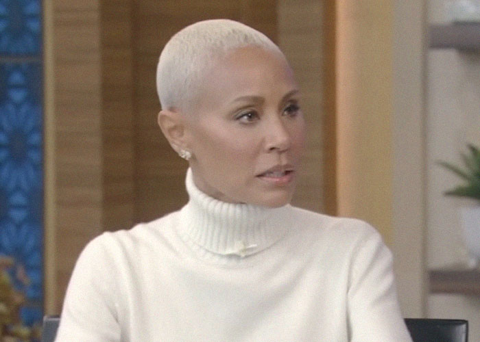 Actriz con cabello rubio corto y suéter blanco en entrevista hablando sobre los momentos de traición en Hollywood.