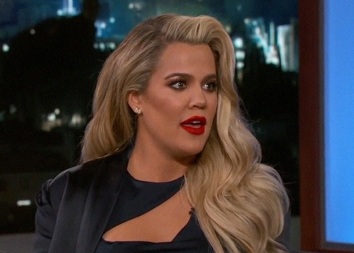 Mujer rubia en entrevista nocturna hablando sobre traiciones impactantes en Hollywood en un programa de televisión.