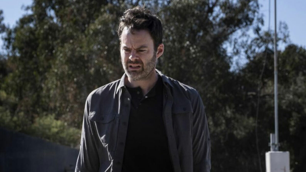 Hombre con expresiu00f3n preocupada al aire libre, relacionado con detalles terribles del hijo sospechoso de Rob Reiner.