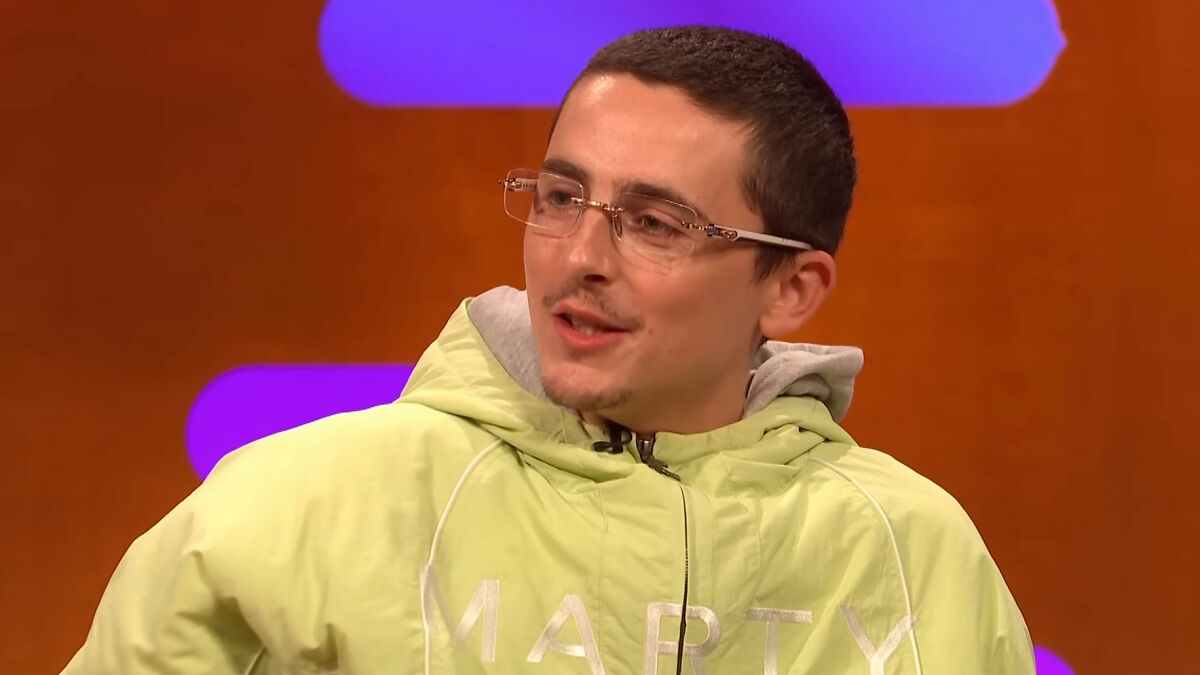 Hombre con gafas y chaqueta verde, en entrevista, relacionado con la correcciu00f3n de mujeres a los chicos y Emma Thompson.