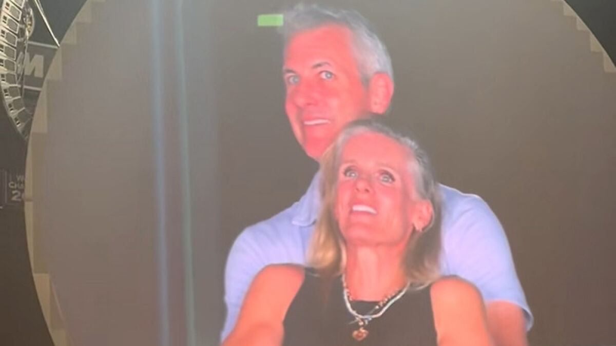 Ejecutiva de recursos humanos Kristen Cabot en la Kiss Cam de Coldplay junto a un CEO durante concierto.