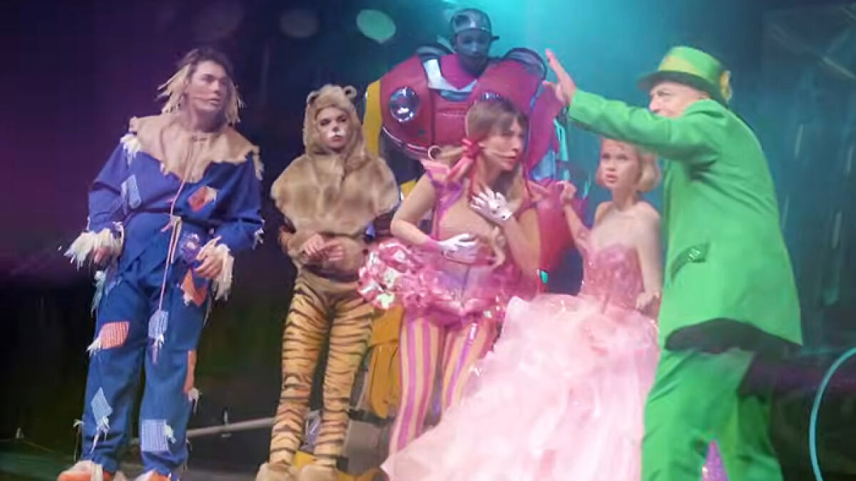 Actores de El mago de Oz en escena durante una funciu00f3n teatral que causu00f3 indignaciu00f3n entre el pu00fablico.