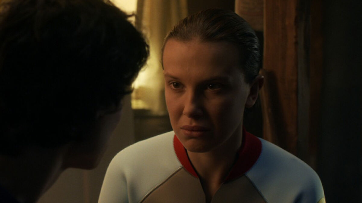 Millie Bobby Brown en Stranger Things con expresiu00f3n seria en escena que ha generado reacciones entre los fans.