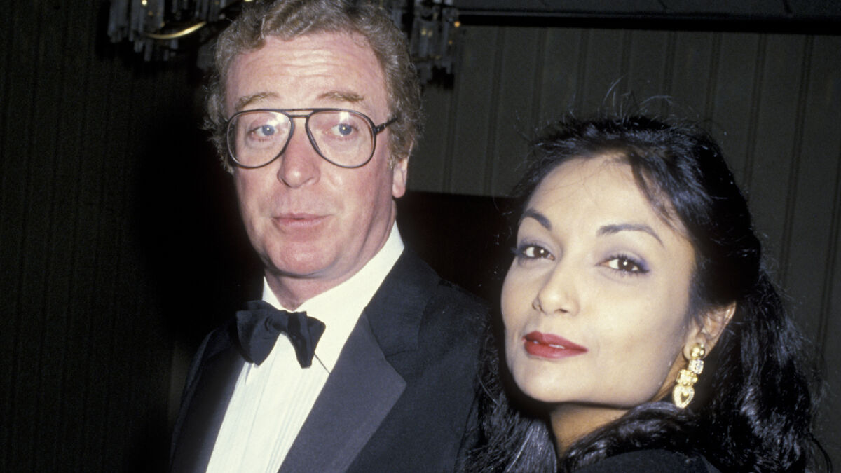 Pareja de celebridades vestidas elegantemente en evento, mostrando relaciones de celebridades que duraron contra todo pronu00f3stico.