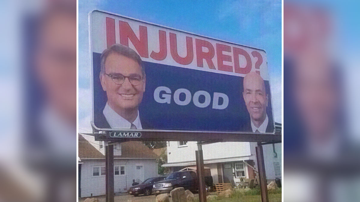 Cartel publicitario humoru00edstico con rostros y texto iru00f3nico sobre lesiones, relacionado con memes divertidos de crianza.