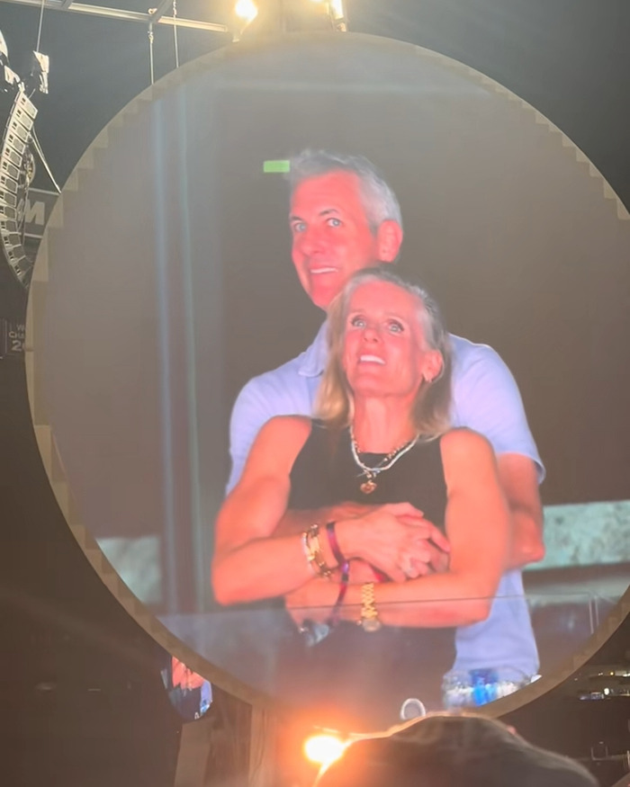 Ejecutiva de recursos humanos Kristen Cabot y CEO en la Kiss Cam de Coldplay compartiendo un momento emotivo en el concierto.