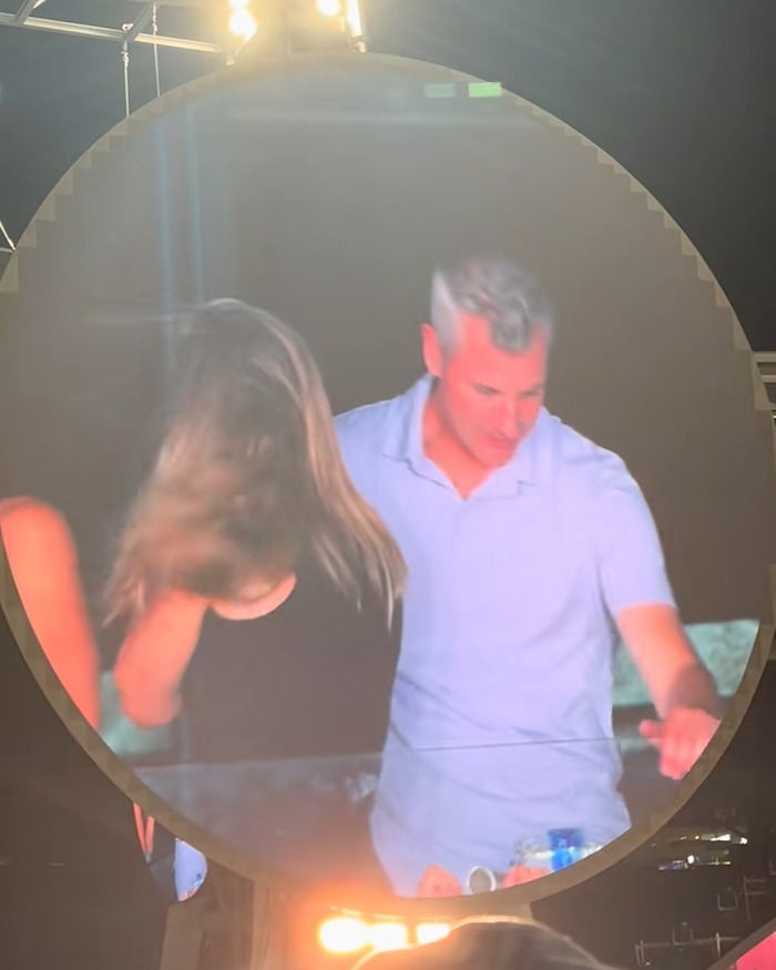 Ejecutiva de recursos humanos Kristen Cabot en la Kiss Cam de Coldplay con un CEO, evento nocturno capturado en pantalla circular.