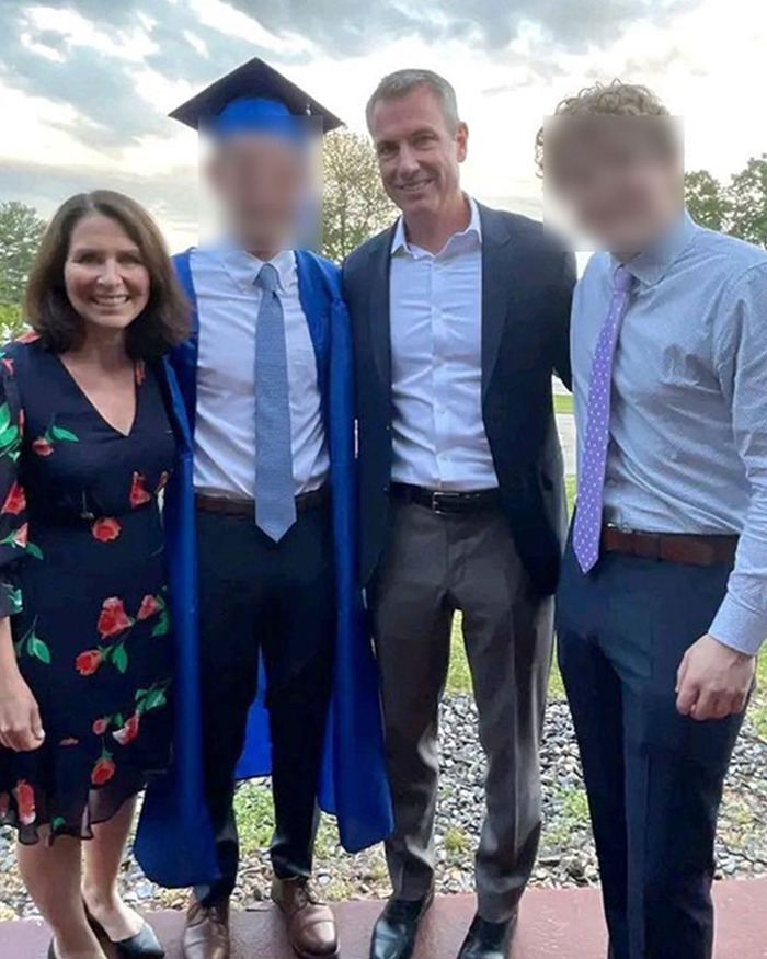 Kristen Cabot ejecutiva de recursos humanos sonriente en evento al aire libre con tres hombres.