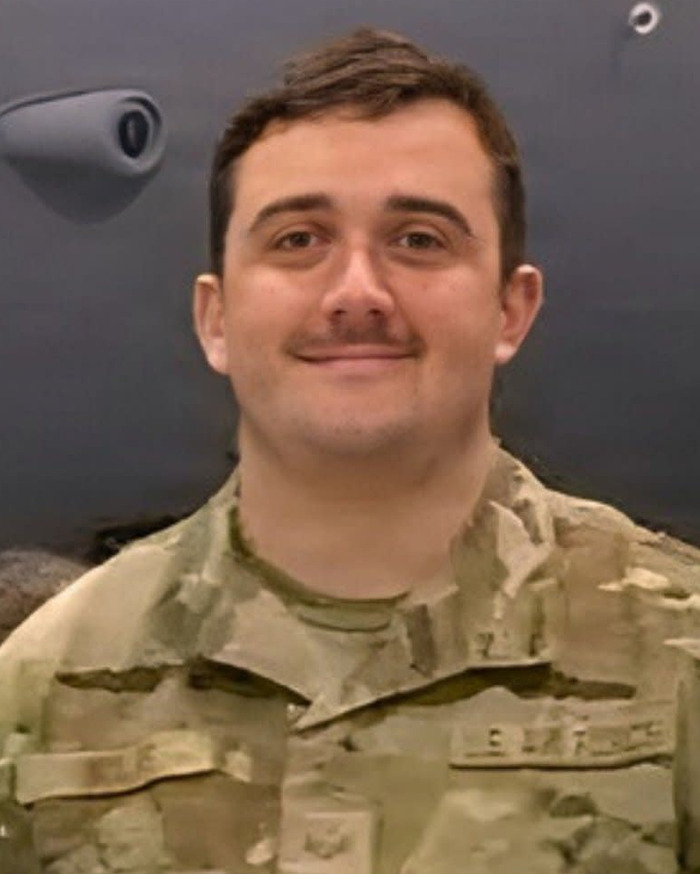 Joven en uniforme militar sonriente, imagen no relacionada con la curiosa actitud navideña de Melania Trump. Joven en uniforme militar sonriente, imagen no relacionada con la curiosa actitud navideña de Melania Trump.