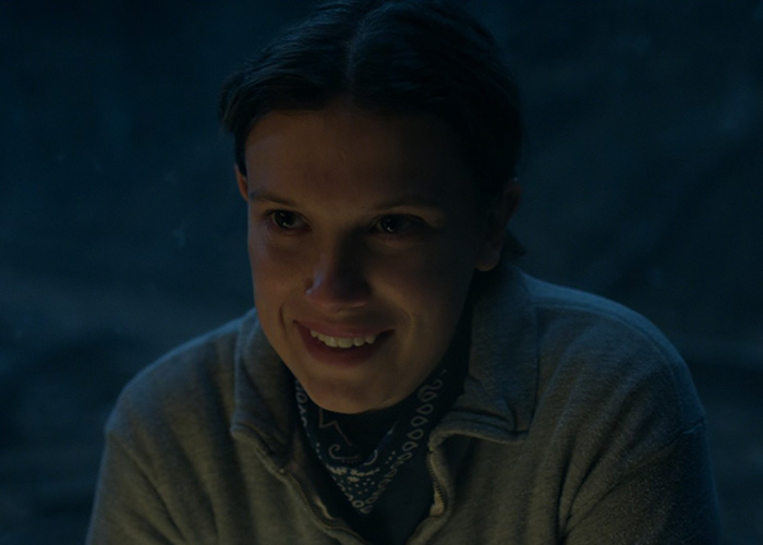 Millie Bobby Brown sonriendo en escena oscura de Stranger Things que cautiva a fans tras viralización de foto.