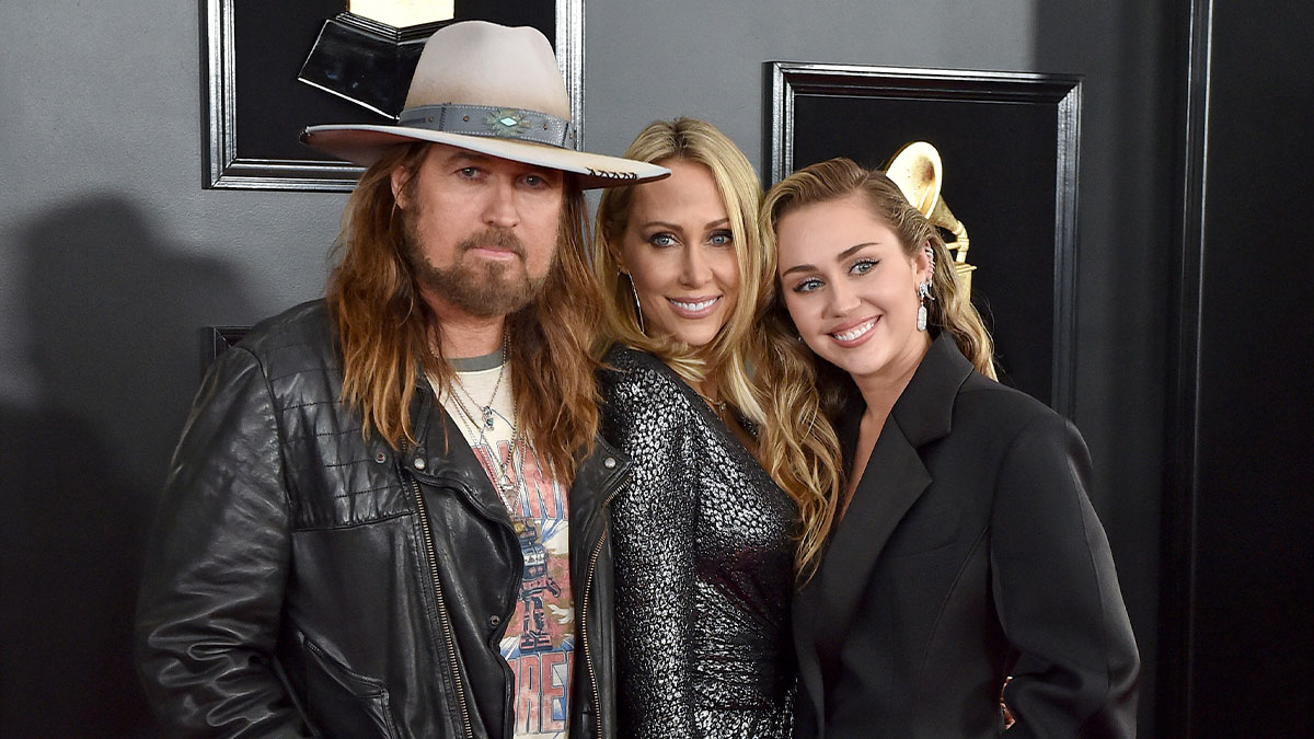 Famosos posando en evento mientras se habla de hijos de celebridades que cortan relaciones con sus padres famosos.