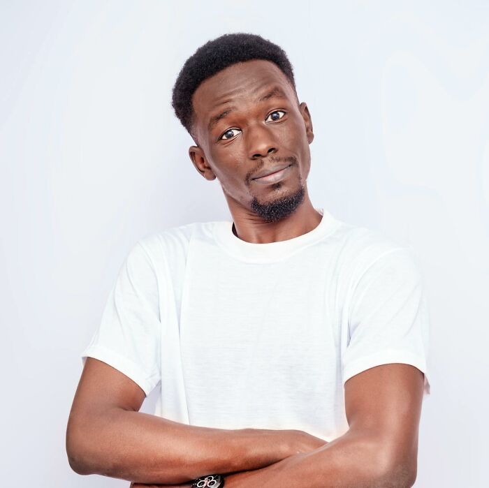 Hombre con expresión divertida y astuta, mostrando actitud sassy en un momento espontáneo y original.