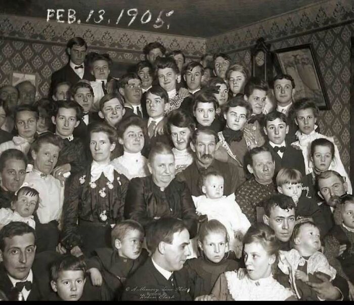 Foto histórica en blanco y negro de 1905 mostrando una gran familia reunida, imagen antigua nunca vista en la vida real.