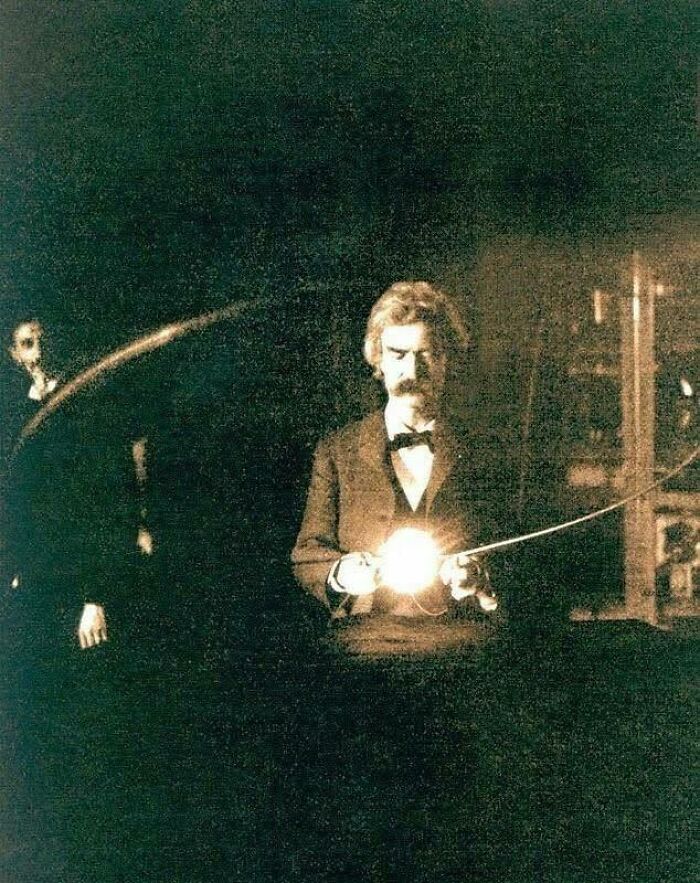 Hombre del siglo XIX demostrando invento eléctrico con luz brillante en imagen antigua que nunca veremos en la vida real.