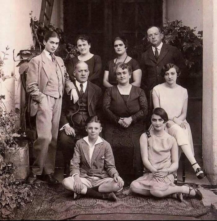 Foto antigua en blanco y negro de grupo familiar posando, mostrando el mundo que nunca veremos en la vida real.