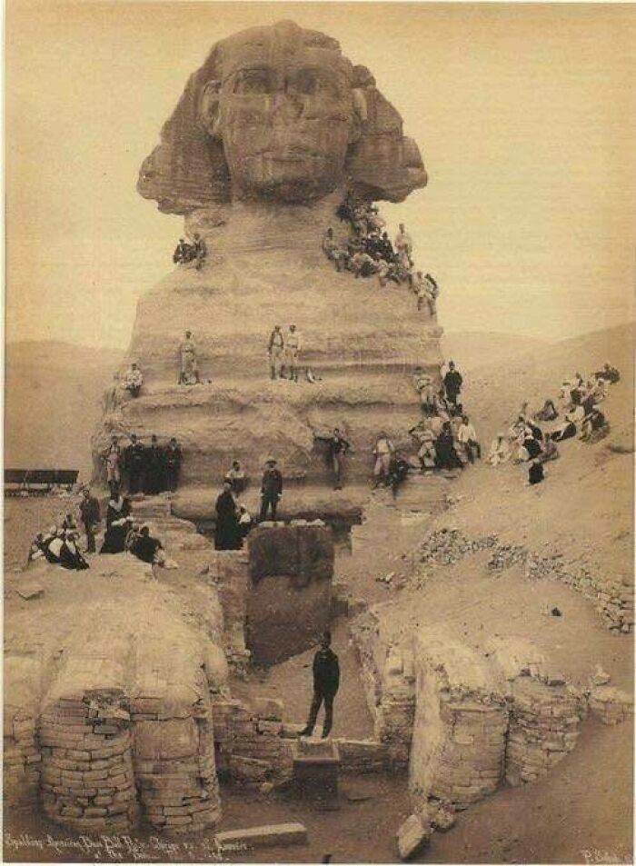 Fotografía antigua del busto de la Gran Esfinge con gente alrededor, mostrando un mundo que nunca veremos en la vida real.