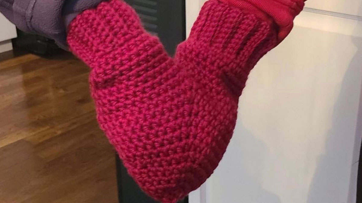 Guantes tejidos en forma de corazu00f3n mostrando memes reconfortantes para du00edas difu00edciles.