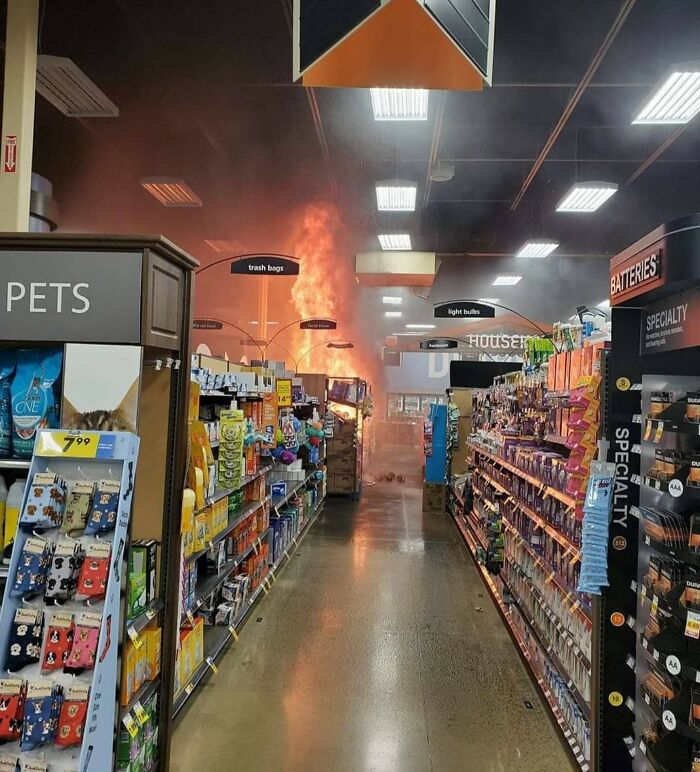 Incendio en el pasillo de un supermercado, ejemplo de cuando alguien fue un maleducado y fue criticado en línea.