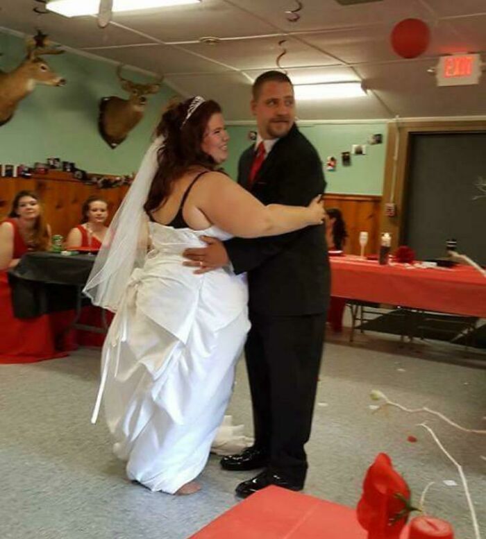 Novia con vestido de boda y velo bailando con el novio en recepción, mostrando errores comunes al elegir vestido de novia.