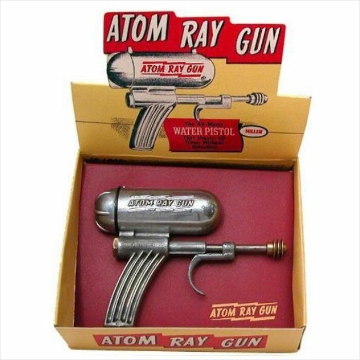 Pistola de juguete vintage Atom Ray Gun en caja original, uno de los fascinantes productos vintage que ahora lucen extraños.